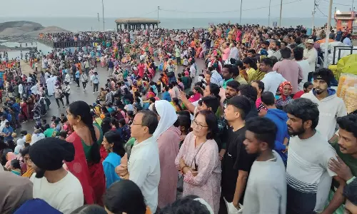 விடுமுறை நாளான இன்று கன்னியாகுமரியில் குவிந்த சுற்றுலா பயணிகள்