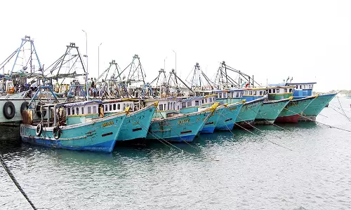 இலங்கை கடற்படையால் 14 பேர் சிறைபிடிப்பு- பாம்பனில் விசைப்படகு மீனவர்கள் வேலைநிறுத்த போராட்டம்