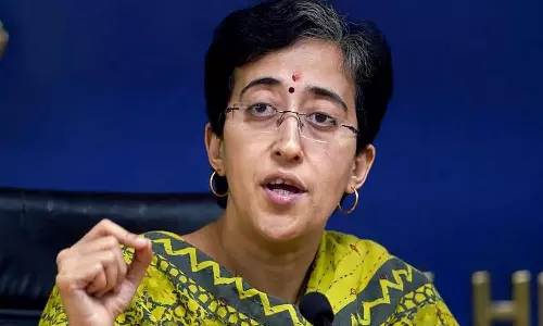 வங்கி கணக்கில் ரூ. 2500 டெபாசிட் ஆன தகவலுக்காக காத்திருக்கும் டெல்லி பெண்கள்: அதிஷி