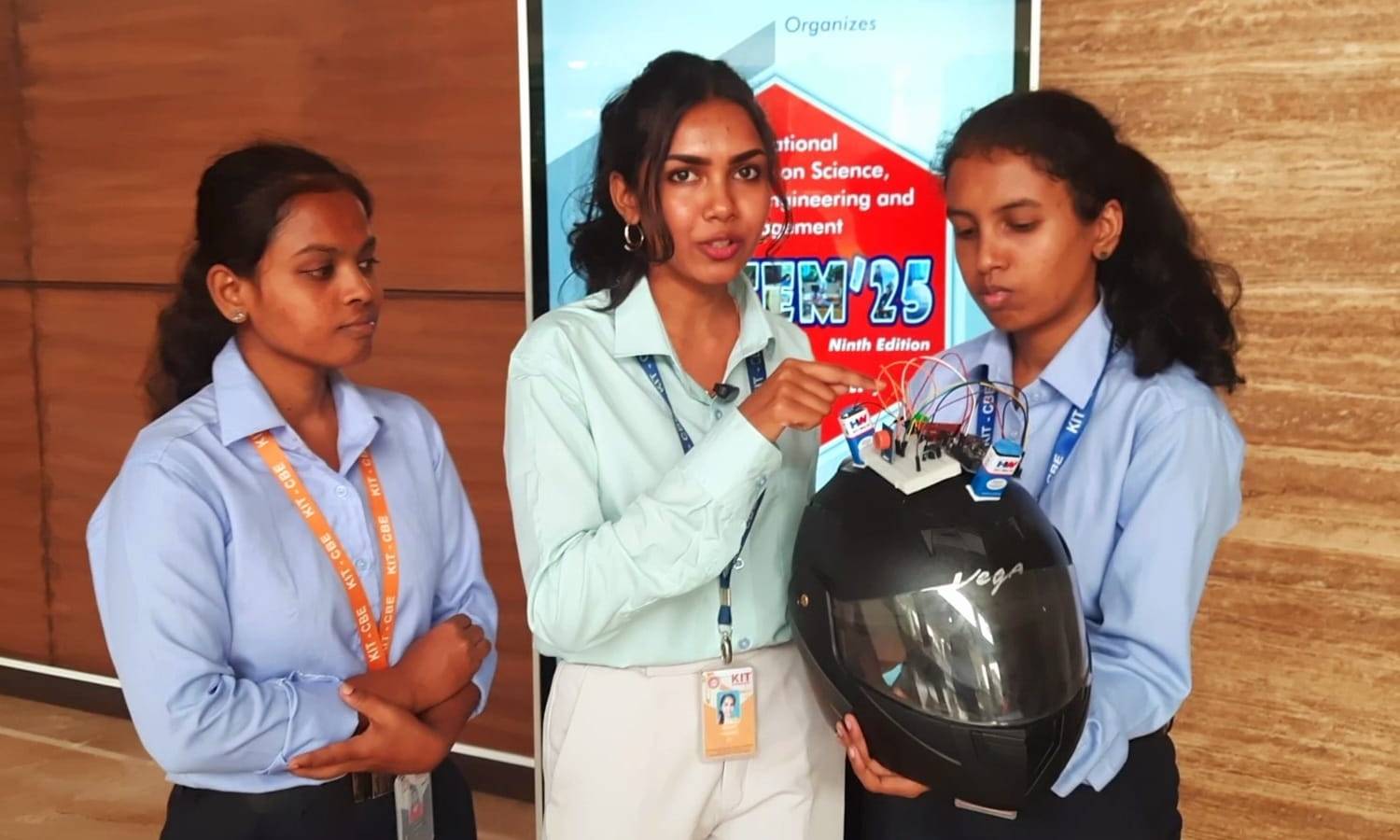 மது அருந்திவிட்டு வாகனம் ஓட்டுபவர்களை கண்டுபிடிக்கும் நவீன ஹெல்மட்: கல்லூரி மாணவிகள் அசத்தல்