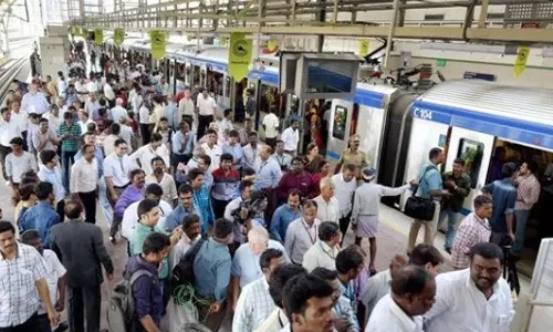 புறநகர் ரெயில்கள் ரத்து.. மெட்ரோ, பேருந்து நிலையங்களில் பயணிகள் கூட்டம்