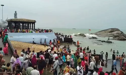 கன்னியாகுமரியில் சுற்றுலா பயணிகள் கூட்டம் அலைமோதியது