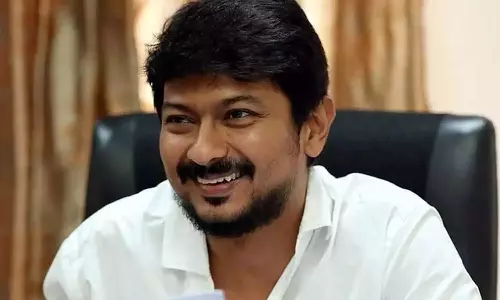 ஈஞ்சம்பாக்கத்தில் 13 மீனவ கிராம மக்கள் பங்கேற்ற படகு போட்டி- உதயநிதி ஸ்டாலின் தொடங்கி வைத்தார்