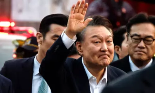 பதவி நீக்கம் செய்யப்பட்ட தென் கொரிய அதிபர் சிறையில் இருந்து விடுவிப்பு.. தொடரும் விசாரணை