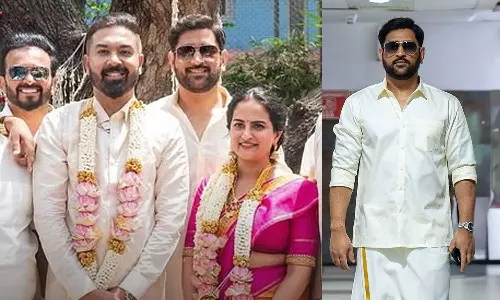 நண்பரின் திருமண நிகழ்வில் வேட்டி சட்டை அணிந்து கலந்துகொண்ட எம்.எஸ். தோனி