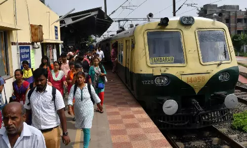 சென்னையில் மின்சார ரெயில் சேவை மீண்டும் தொடங்கியது