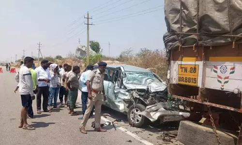 கர்நாடகாவில் பயங்கர விபத்து- லாரி மீது கார் மோதியதில் 5 பேர் உயிரிழப்பு