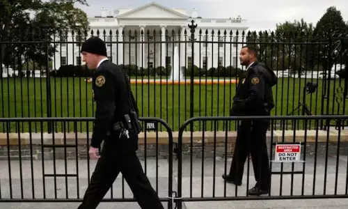 அமெரிக்காவில் பரபரப்பு: வெள்ளை மாளிகை அருகே மர்ம நபர் மீது துப்பாக்கிச்சூடு