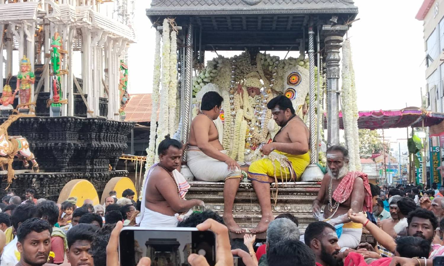 திருச்செந்தூரில் மாசி திருவிழா: பச்சை சாத்தி கோலத்தில் சண்முகர் வீதிஉலா