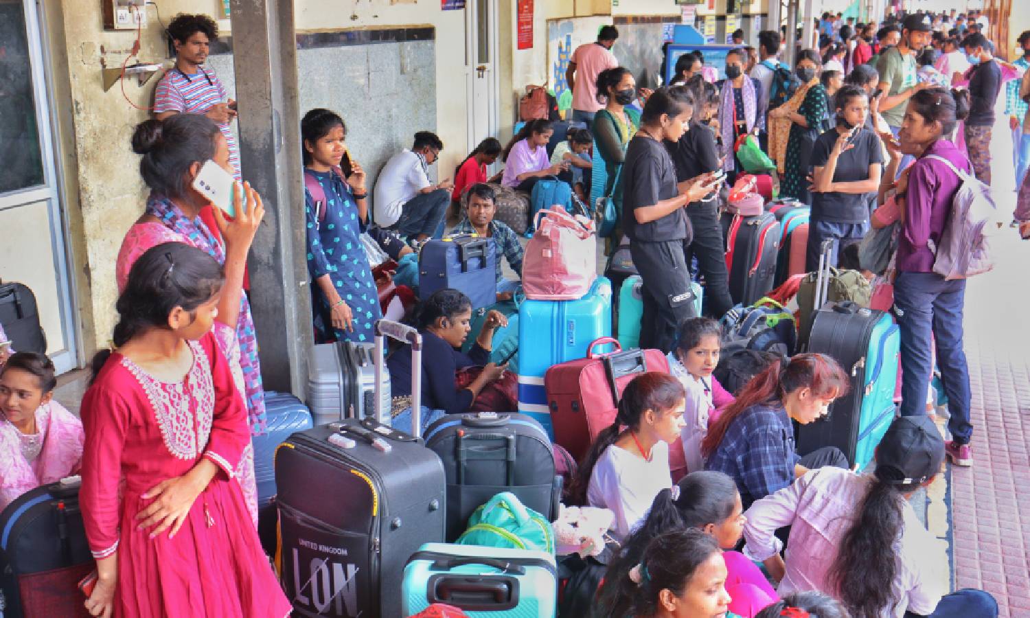 ஹோலி பண்டிகை: சொந்த ஊர்களுக்கு படையெடுக்கும் வடமாநில தொழிலாளர்கள்