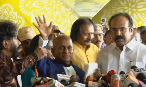 லண்டனில் இருந்து சென்னை திரும்பிய இளையராஜாவுக்கு உற்சாக வரவேற்பு