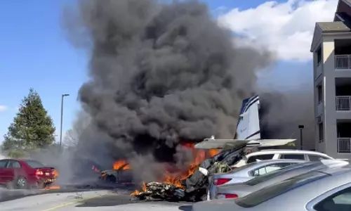 கார் பார்க்கிங்கில் விழுந்து நொறுங்கிய விமானத்தால் பரபரப்பு