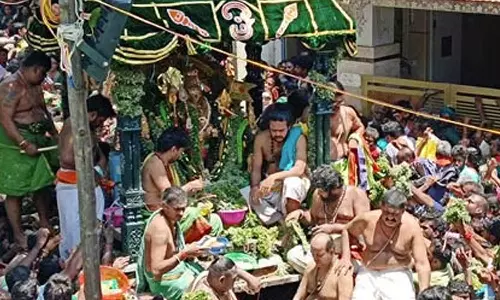 திருச்செந்தூர் கோவிலில் மாசி திருவிழா: பச்சை சாத்தி கோலத்தில் சுவாமி சண்முகர் வீதியுலா