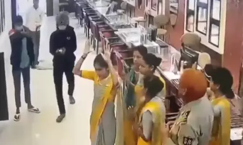 பீகாரில் நகைக்கடையில் புகுந்து துப்பாக்கி முனையில் ரூ.25 கோடி மதிப்புள்ள நகைகள் கொள்ளை- இருவர் கைது