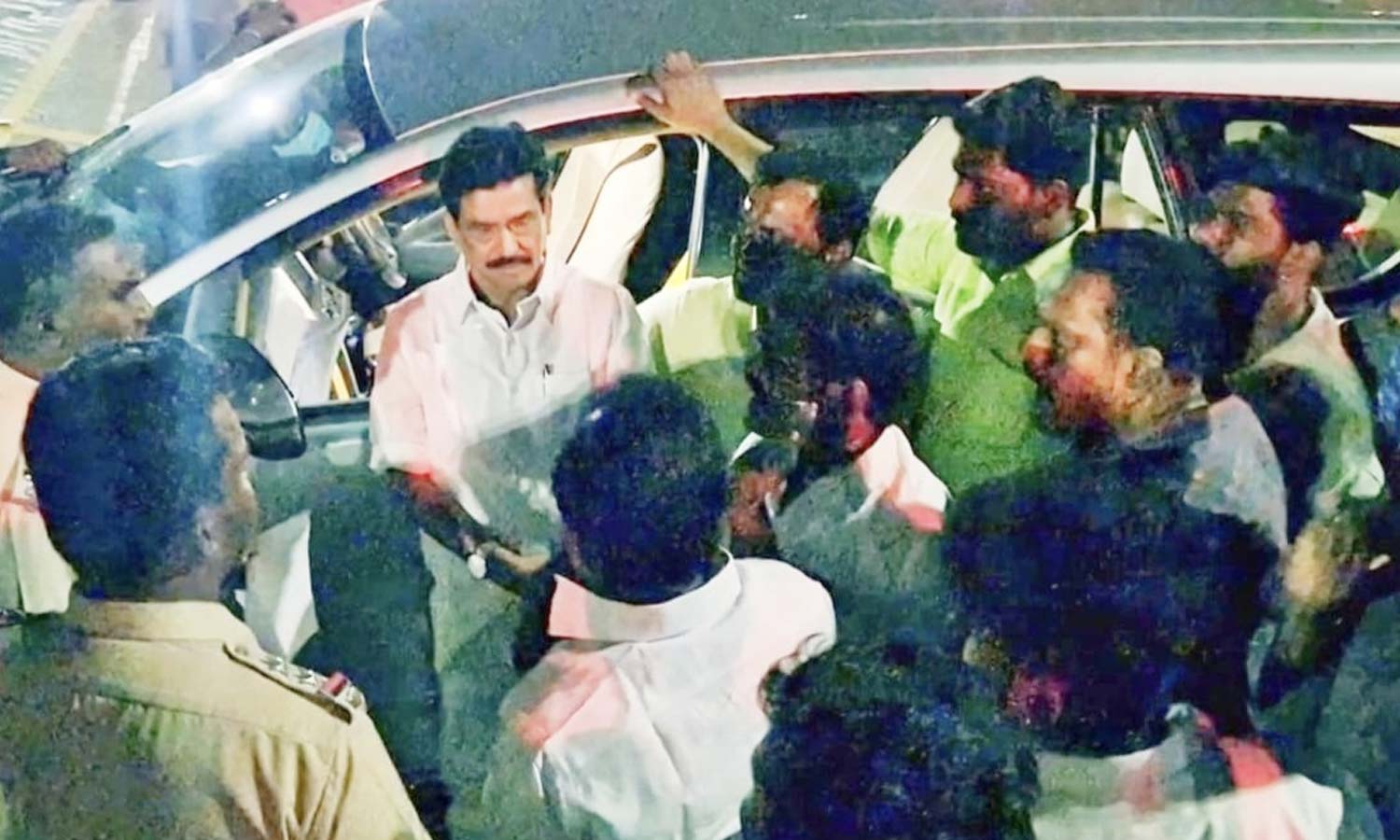 முன்னாள் எம்.எல்.ஏ. காரை விட மறுத்த சுங்கச்சாவடி ஊழியர்கள்- திடீர் போராட்டத்தால் போக்குவரத்து பாதிப்பு