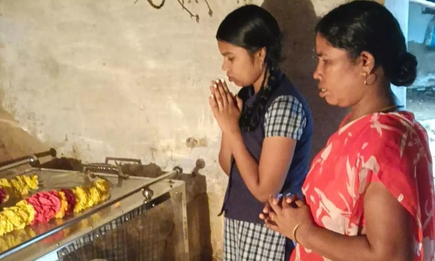 தந்தை இறந்த சோகத்திலும் பிளஸ்-2 பொதுத்தேர்வு எழுதிய மாணவி