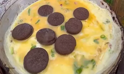 VIDEO: இணையவாசிகளை கதிகலங்க வைத்த கிரீம் பிஸ்கெட் ஆம்லெட்