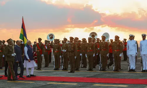 மொரிஷியஸ் சென்றடைந்த பிரதமர் மோடி - விமான நிலையத்தில் உற்சாக வரவேற்பு