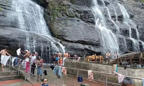 தென்காசியில் மிதமான மழை: குற்றாலம் அருவிக்கு நீர்வரத்து அதிகரிப்பு