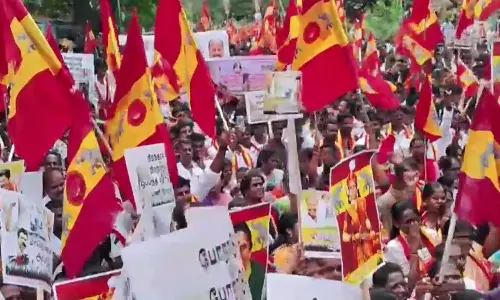 மேட்டூர் அனல் மின் நிலைய ஊழியர்களுக்கு ஆதரவாக த.வெ.க. ஆர்ப்பாட்டம்