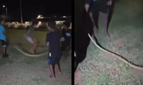 பாம்பை வைத்து ஸ்கிப்பிங் விளையாடிய குழந்தைகள்