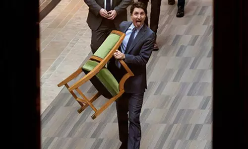 இது எனக்குதான்: தனது நாற்காலியுடன் பாராளுமன்றத்தில் இருந்து வெளியேறிய ட்ரூடோ