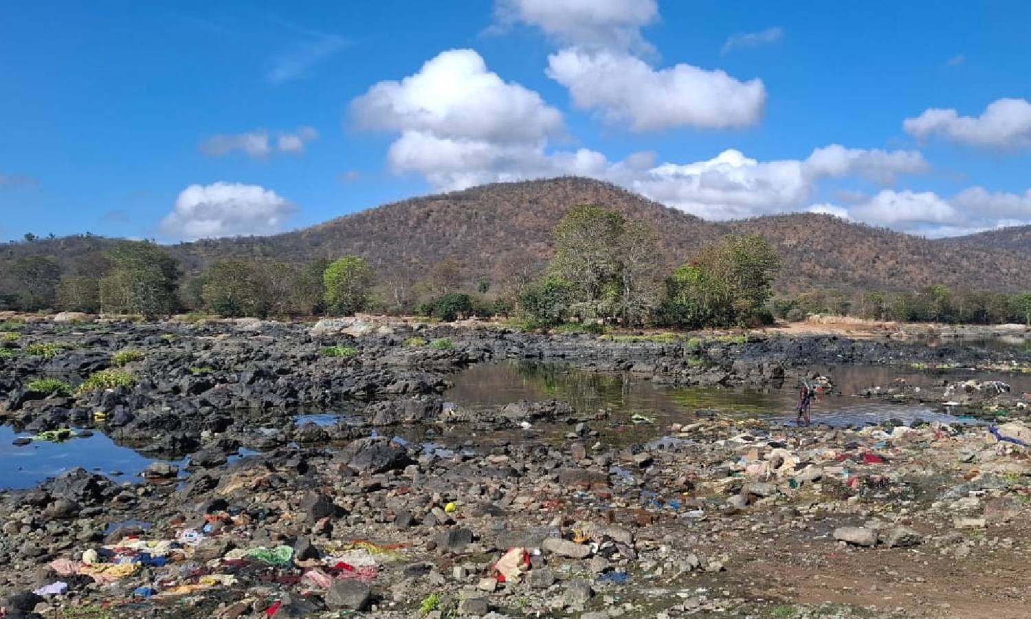நீர்வரத்து குறைந்ததால் பாறைகளாக காட்சியளிக்கும் ஒகேனக்கல்