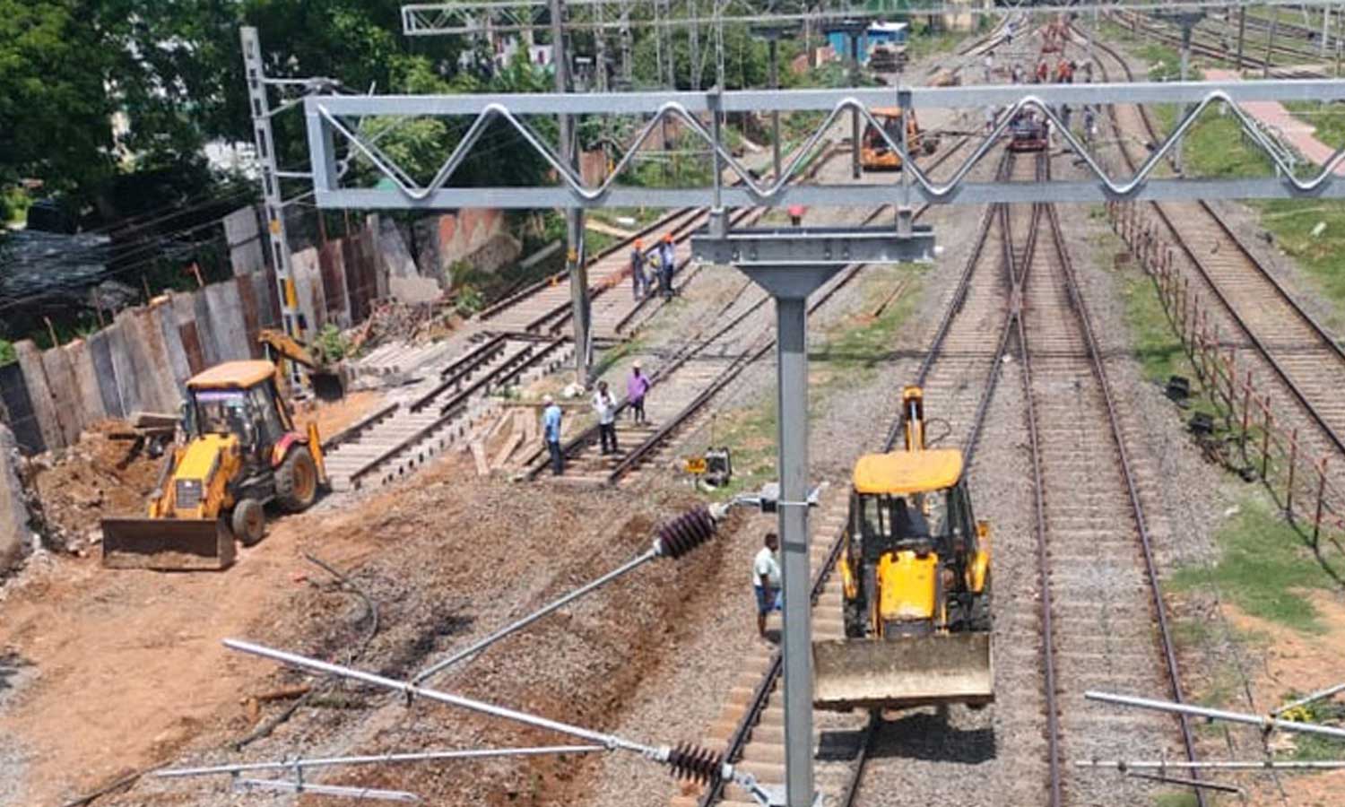 ரெயில்வே திட்டங்களுக்கு நிலம் - தமிழ்நாடு அரசு விளக்கம்