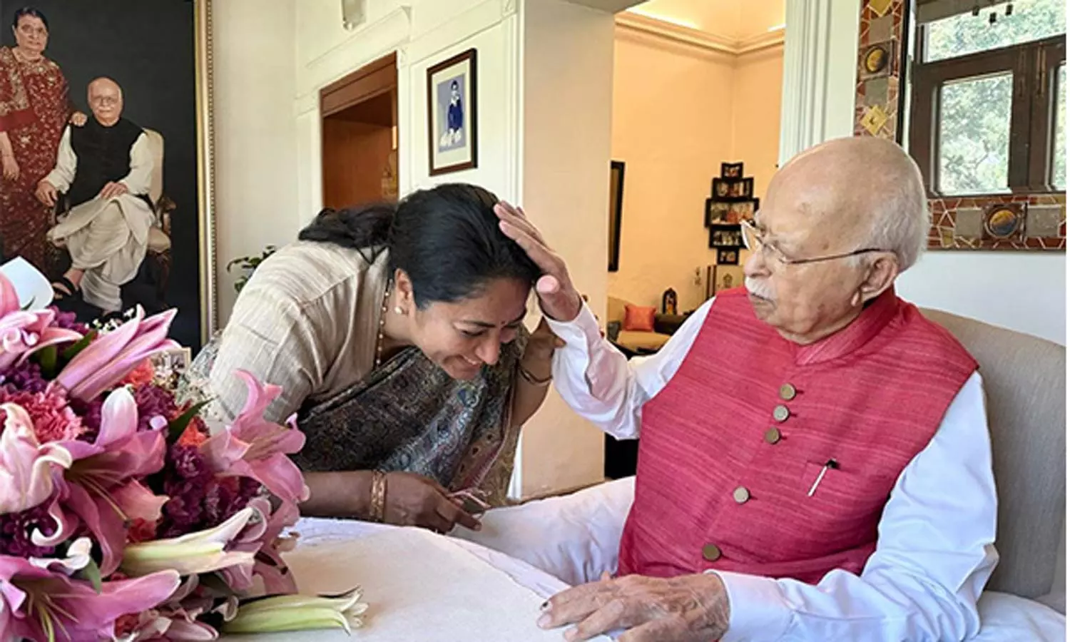 அத்வானியை நேரில் சந்தித்து ஆசி பெற்றார் டெல்லி முதல் மந்திரி ரேகா குப்தா