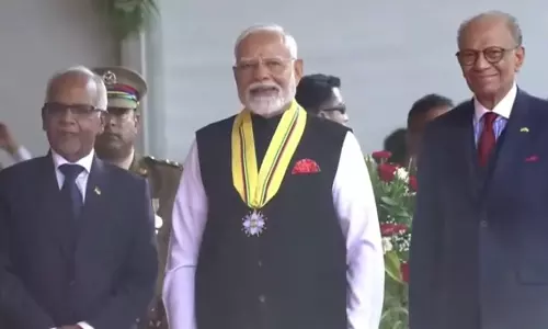 மொரிஷியஸ் நாட்டின் உயரிய விருதை பெற்றுக்கொண்ட பிரதமர் மோடி: மழையிலும் குவிந்த மக்கள்