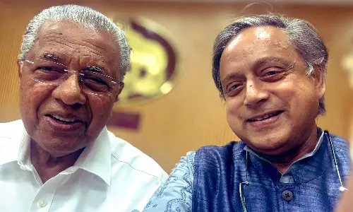 முதல் மந்திரி பினராயி விஜயனுடன் சசி தரூர் செல்பி: கடுப்பான காங்கிரஸ்