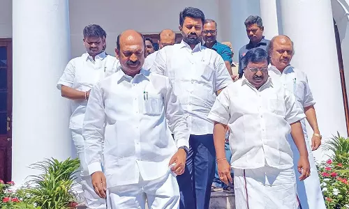 புதுச்சேரி சட்டசபையில் கடும் அமளி- தி.மு.க.- காங்கிரஸ் எம்.எல்.ஏ.க்கள் வெளிநடப்பு