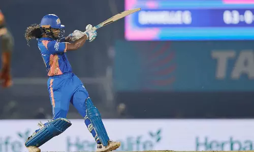 மகளிர் பிரீமியர் லீக்: சிக்சர் மழை பொழிந்த மும்பை: குஜராத்துக்கு 214 ரன்கள் இலக்கு