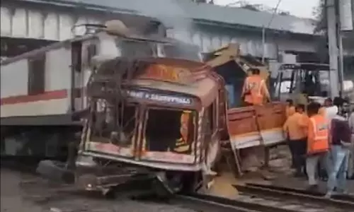 மகாராஷ்டிராவில் பயணிகள் ரெயில் மீது சரக்கு லாரி மோதி விபத்து..