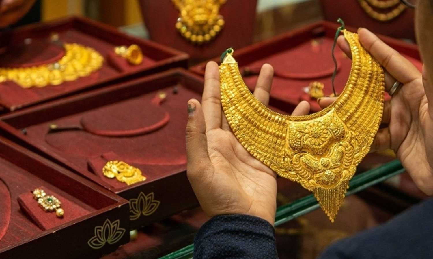 GOLD PRICE TODAY : வார இறுதியில் சற்று குறைந்த தங்கம் விலை- இன்றைய நிலவரம்