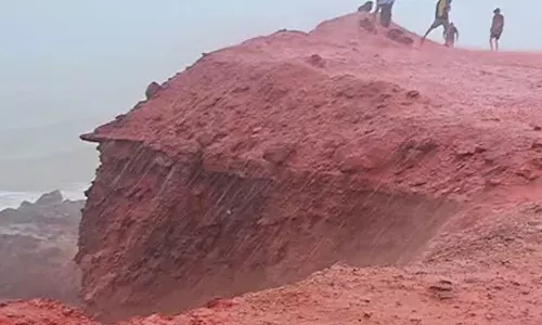 VIDEO: ரத்தமாக மாறிய கடல்