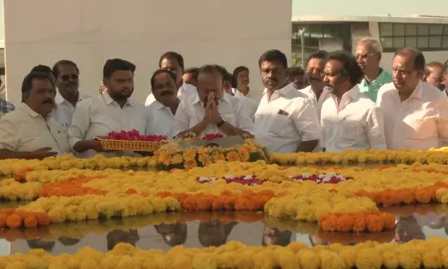 வேளாண் பட்ஜெட்: அண்ணா, கலைஞர் நினைவிடங்களில் அமைச்சர் எம்.ஆர்.கே. பன்னீர்செல்வம் மரியாதை