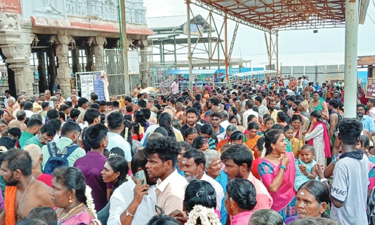 சுபமுகூர்த்த தினத்தை முன்னிட்டு திருச்செந்தூரில் குவிந்த பக்தர்கள்