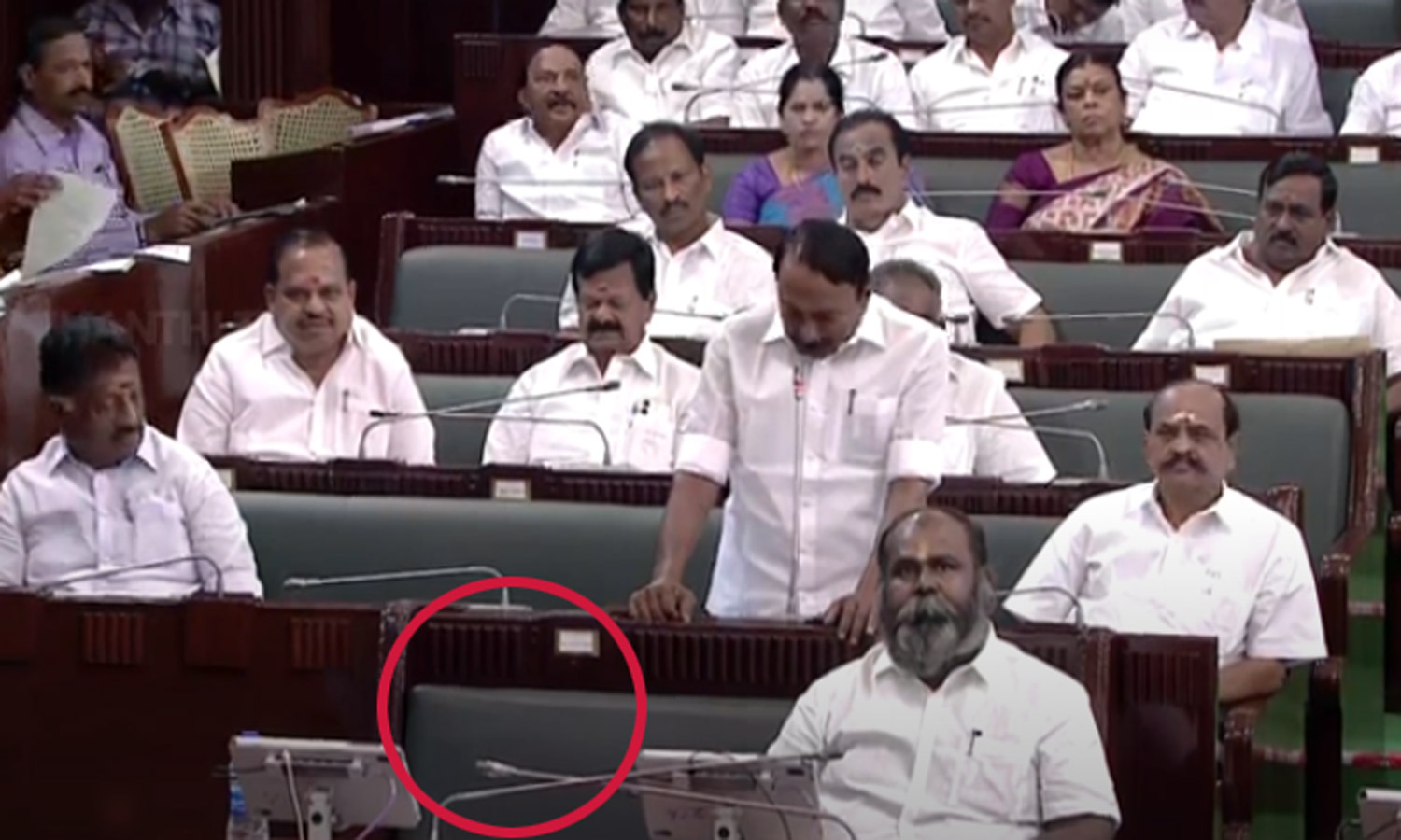 சட்டசபை கேள்வி - பதில் நிகழ்வு : செங்கோட்டையன் IN - எடப்பாடி பழனிசாமி OUT