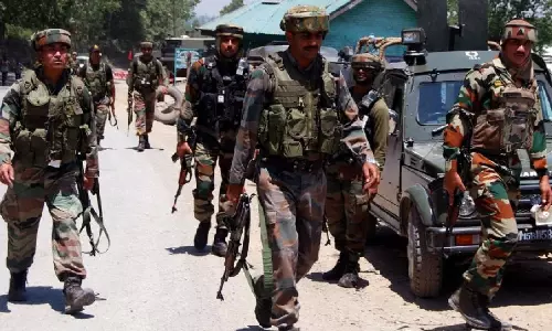 காஷ்மீரில் துப்பாக்கிச் சண்டை: 3 தீவிரவாதிகள் கைது