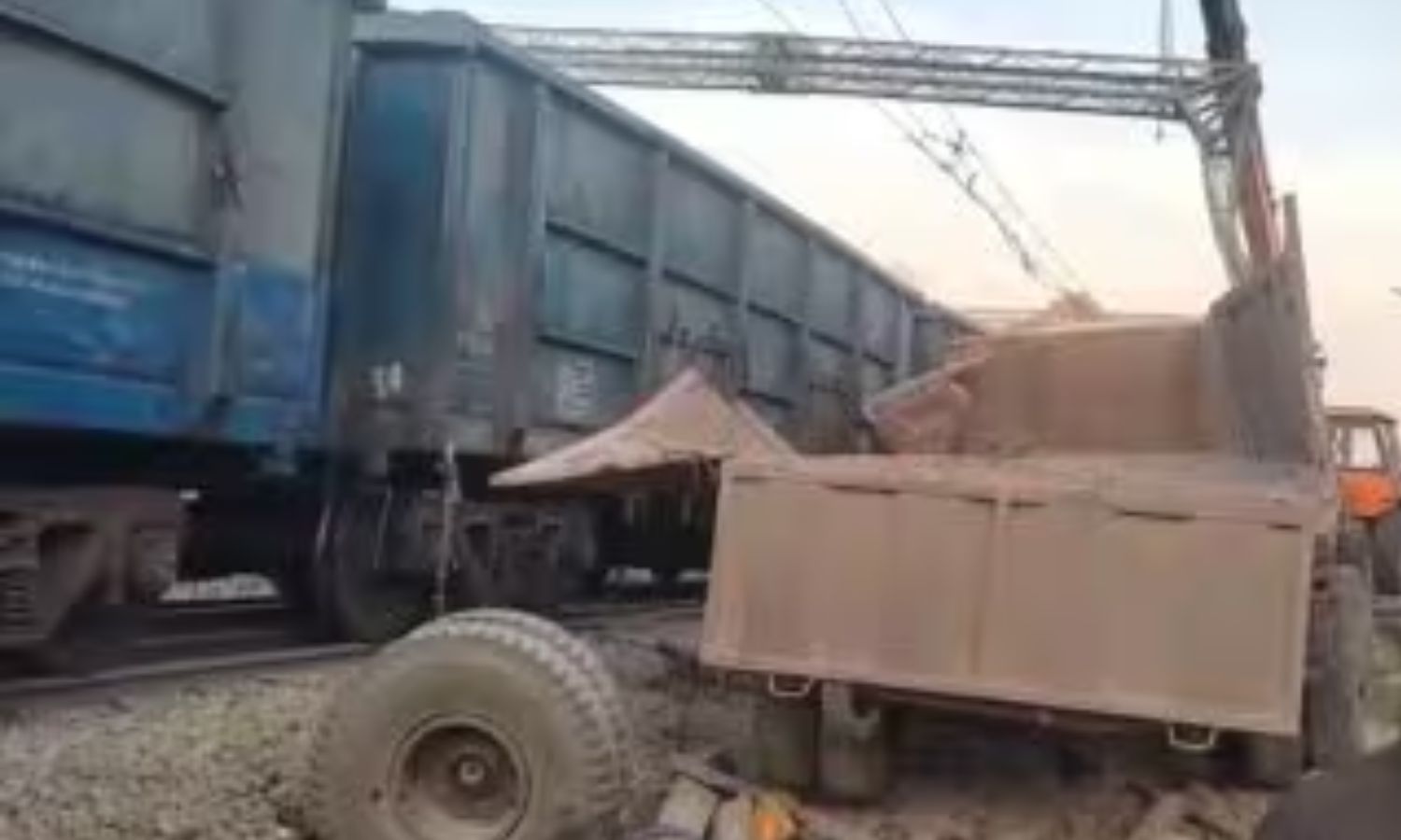 திறந்து கிடந்த  ரெயில்வே கேட்.. உள்ளே புகுந்த லாரி - இடித்துத் தள்ளிய ரெயில் - போக்குவரத்து முடக்கம்!