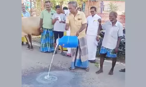 விலையை உயர்த்தக்கோரி பாலை தரையில் கொட்டி விவசாயிகள் போராட்டம்