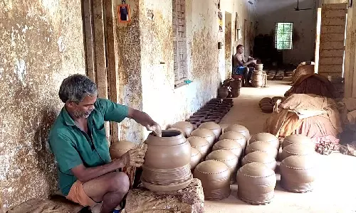 கோடை வெயிலுக்கு இதமான காருக்குறிச்சி மண்பானைகள் மவுசு அதிகரிப்பு