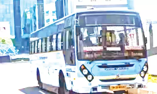 மயக்கமடைந்த பயணியை ஆஸ்பத்திரியில் சேர்க்க ஆம்புலன்சாக மாறிய அரசு பஸ்