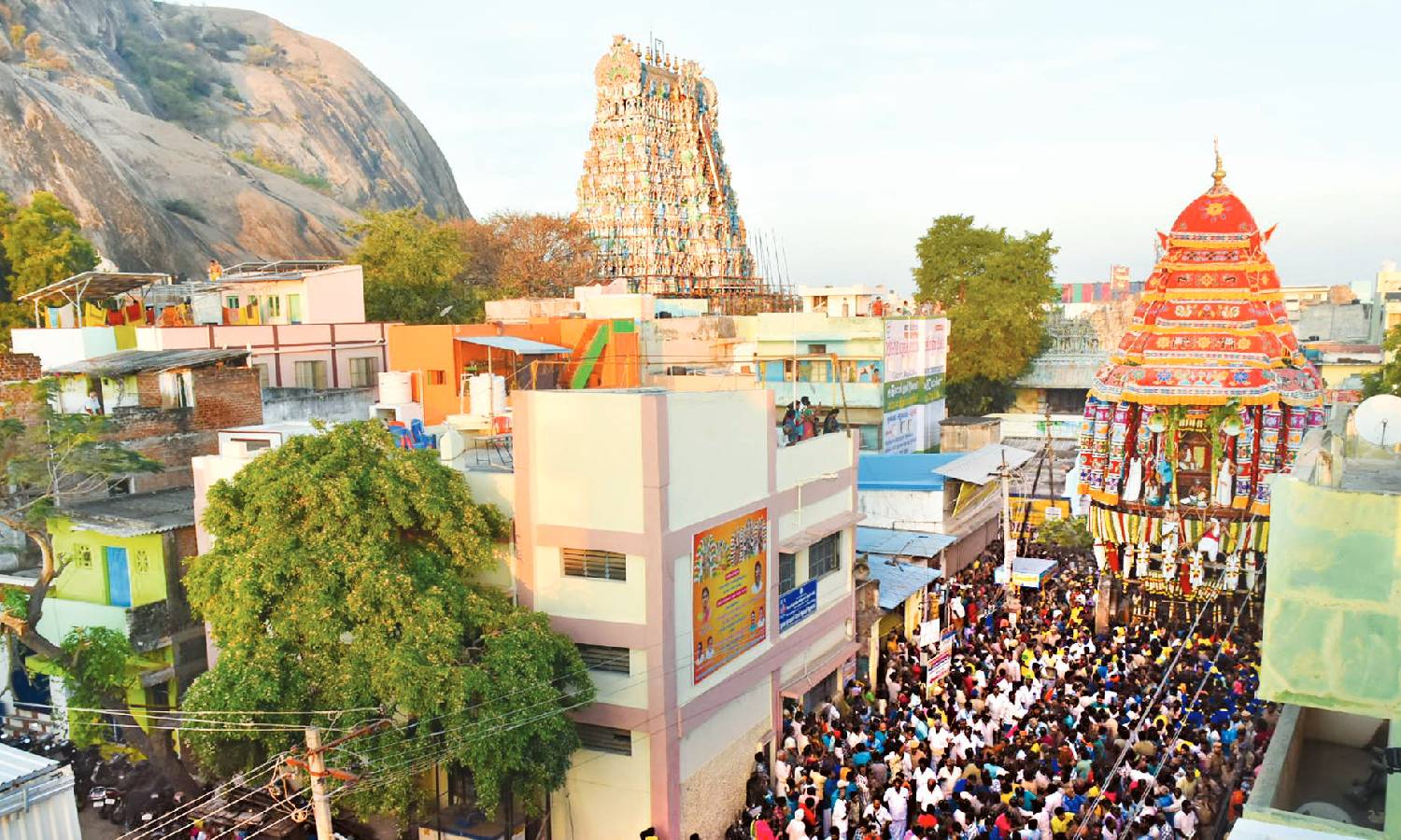 திருப்பரங்குன்றம் பங்குனி பெருவிழா தேரோட்டம்: பல்லாயிரக்கணக்கான பக்தர்கள் வடம் பிடித்து இழுத்தனர்