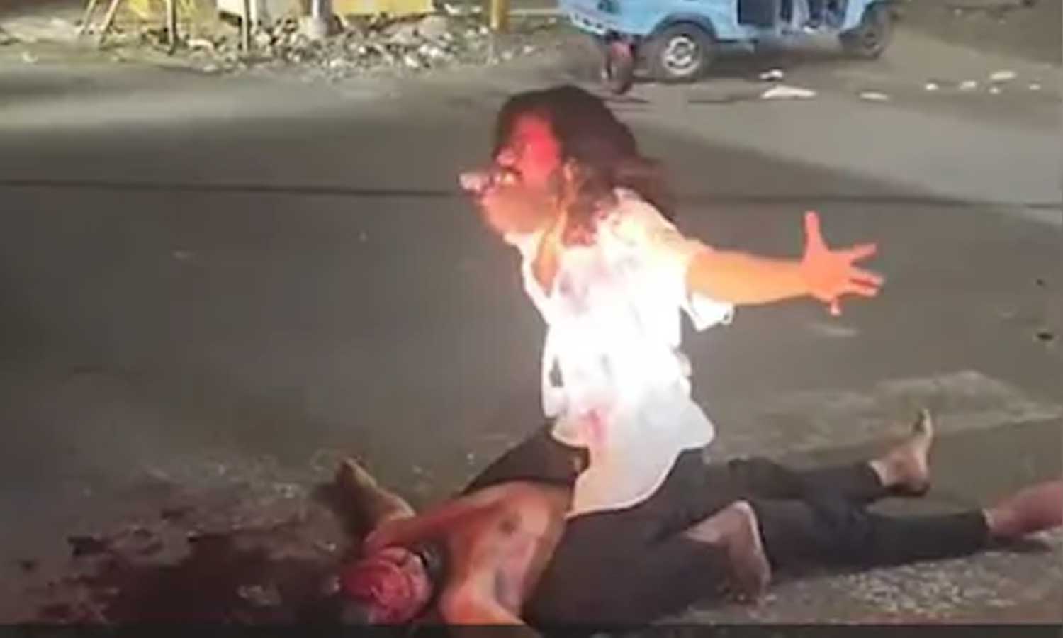 சாலையில் ரத்த வெள்ளத்தில் கிடந்த உடல்.. கொலை செய்யும் வீடியோ வைரல் - இருவர் கைது