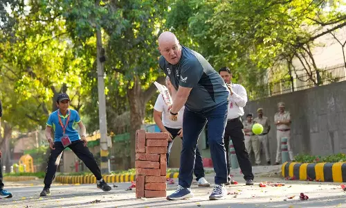 சிறுவர்களுடன் ஸ்டிரீட் கிரிக்கெட் விளையாடிய நியூசிலாந்து பிரதமர்