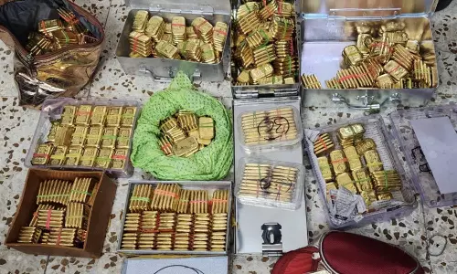 பூட்டிய வீட்டில் ரூ.100 கோடி மதிப்பிலான தங்க கட்டிகள், நகைகள் பறிமுதல்- தீவிரவாத தடுப்பு படை சோதனையில் சிக்கியது
