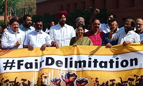 தொகுதி மறுசீரமைப்பு: நாடாளுமன்ற வளாகத்தில் இந்தியா கூட்டணி எம்.பி.க்கள் போராட்டம்