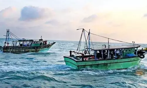 தமிழ்நாடு மீனவர்கள் 11 பேர் கைது.. இலங்கை கடற்படை மீண்டும் அட்டூழியம்